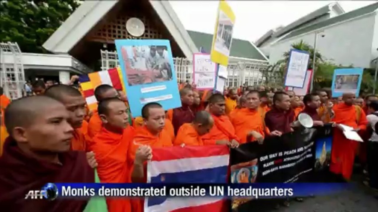 Buddhist monks demonstrate in Bangkok