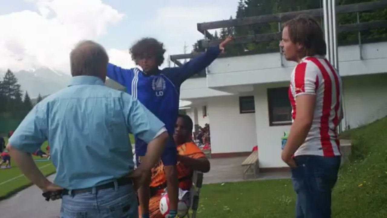 Μία γυναίκα από την Κένυα με το παιδάκι της και μία μπάλα (2)