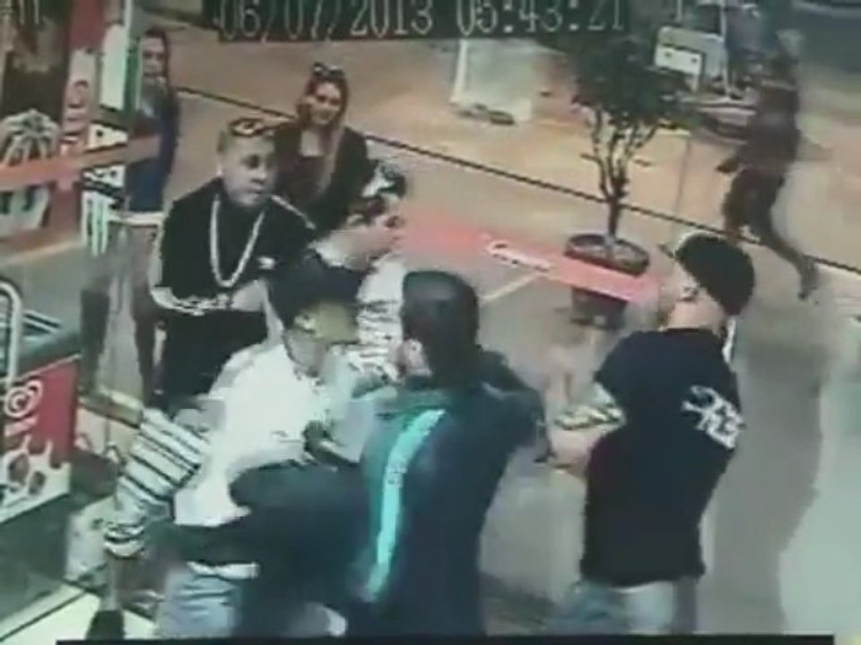 Choc : Maiquel Falcao, un ancien combattant MMA se fait lyncher !