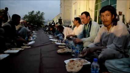 Afghan men enjoy free Ramadan meal