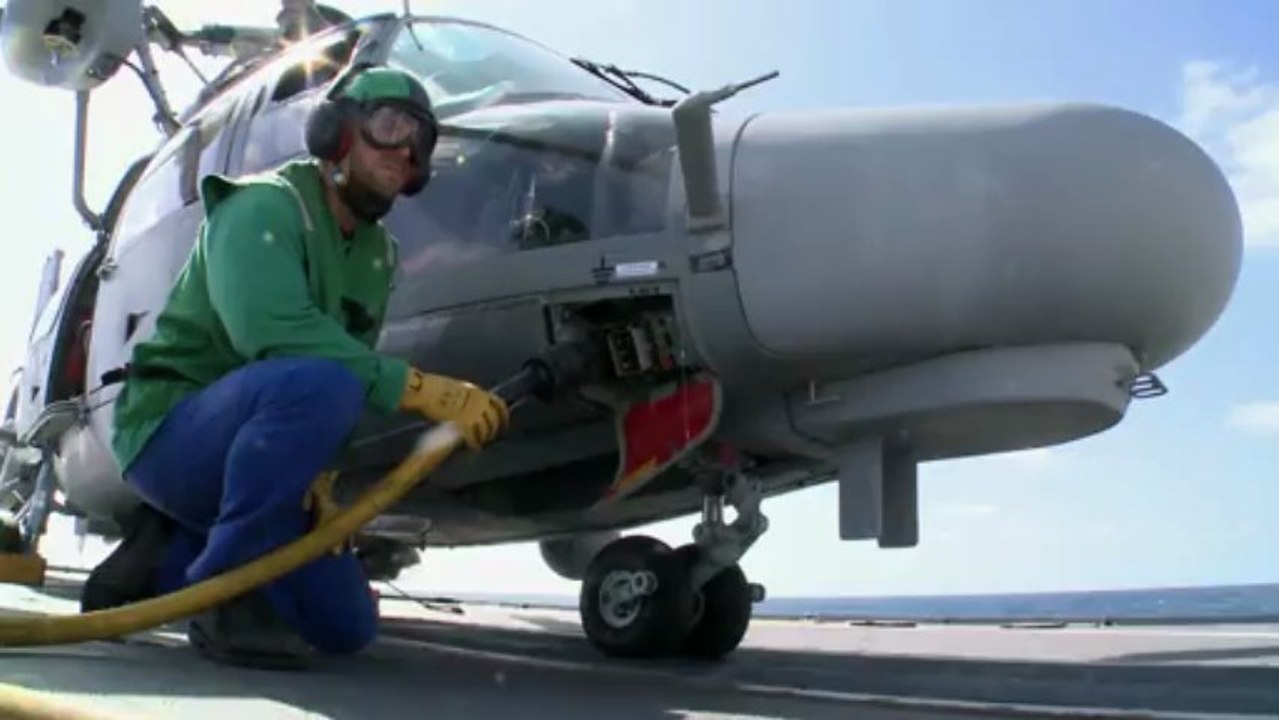 Portrait du quartier-maitre Frejaville, équipier pont d'envol, sur la Frégate de défense anti-aérienne : Forbin