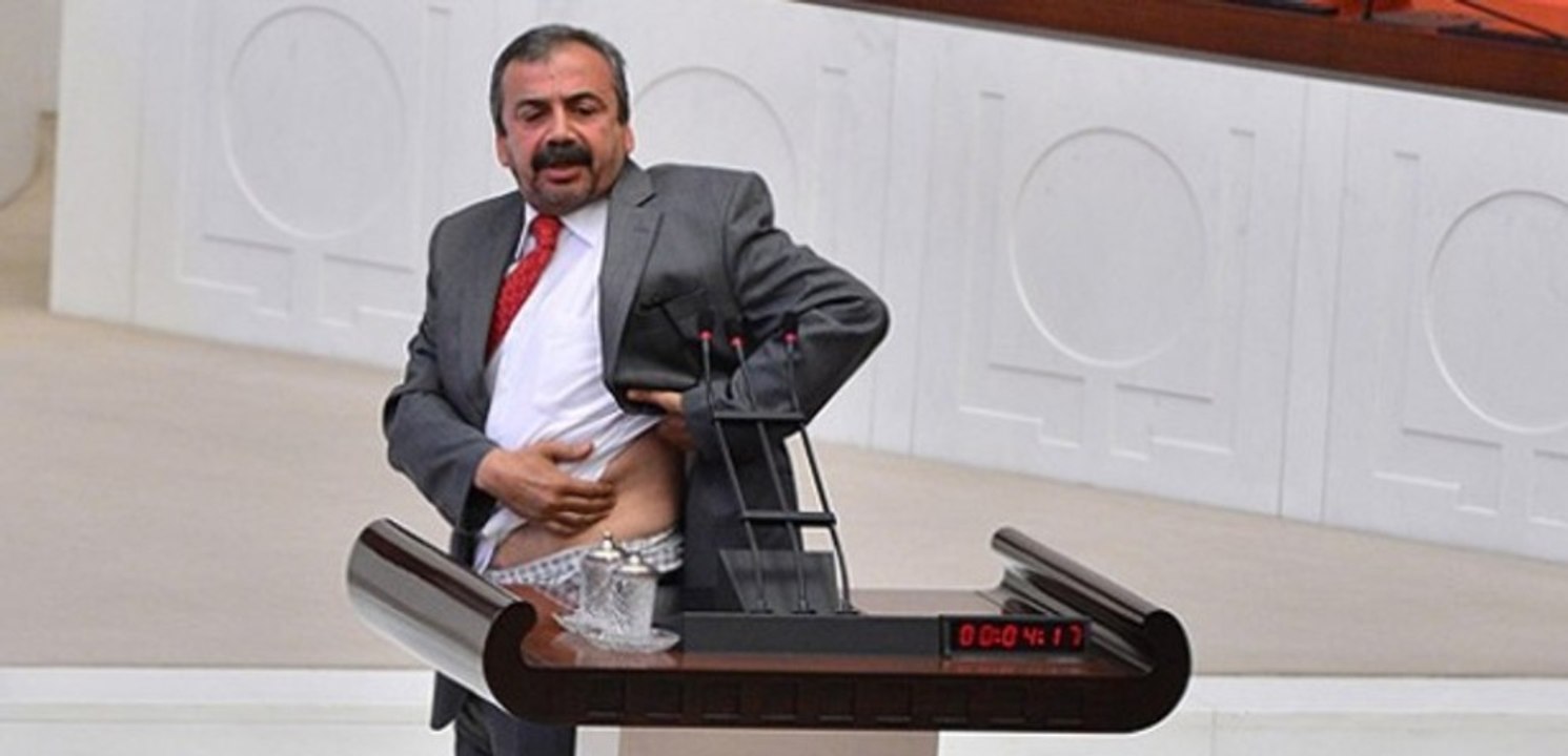 Sırrı Süreyya Önder - Mecliste Gaz Bombası Yarasını Göstermek