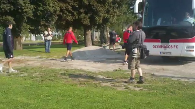 Οι ερυθρόλευκοι επιστρέφουν στο πούλμαν, στο γήπεδο γκολφ του Ζέεφελντ