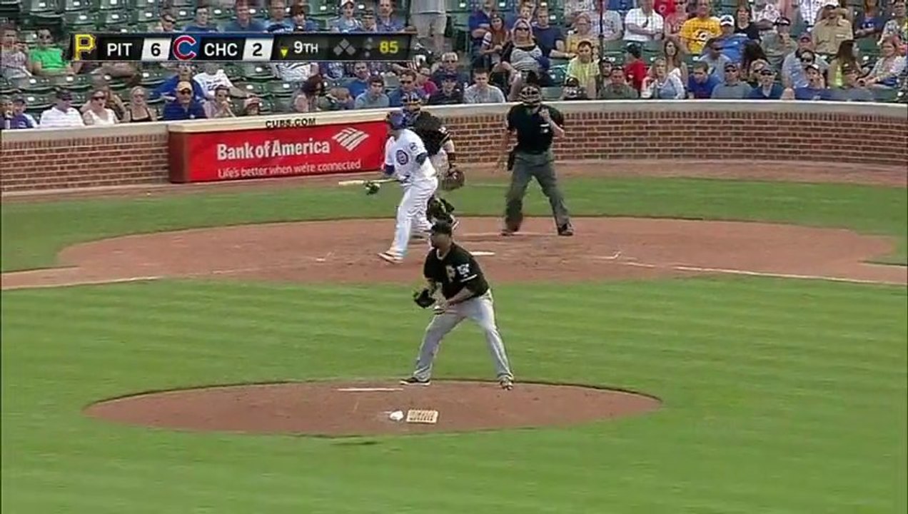 Un lanceur rattrape une balle entre ses jambes