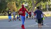 Spiderman met la misère à tout le monde en un contre un au basket