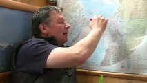 Sergey Pisarev, le représentant officiel de la Russie à bord, nous explique le mécanisme des courants de cette région Arctique © France Télévisions