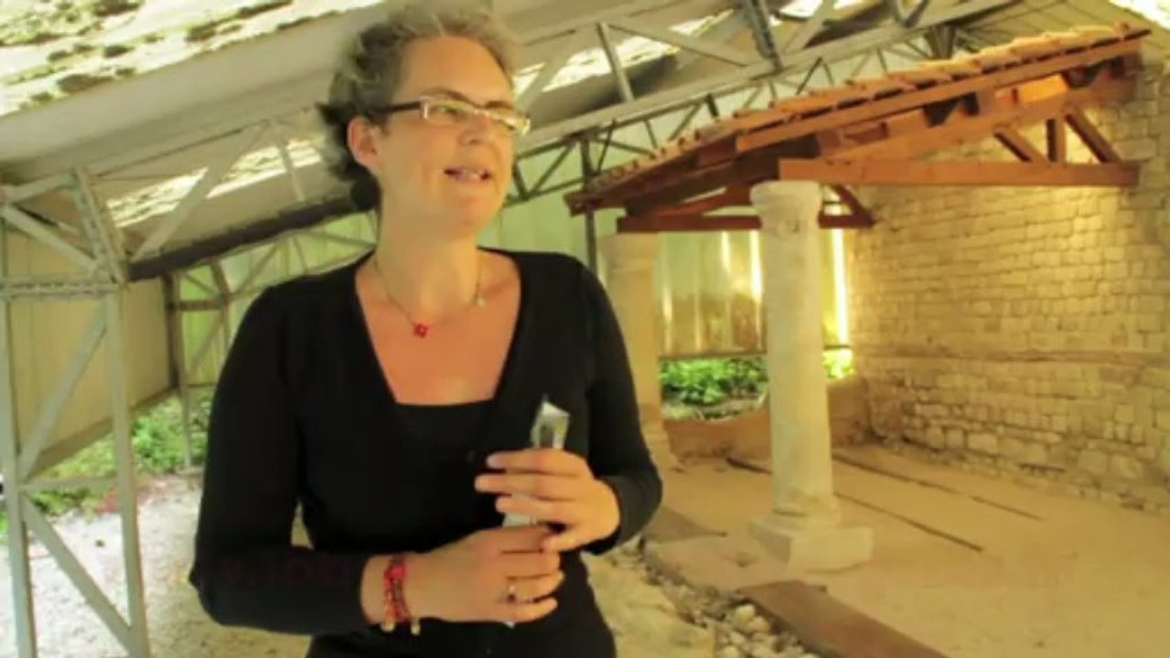 Laurence raconte l'histoire du sanctuaire du site archéologique Nemetacum à Arras