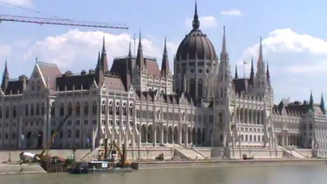 ^Donaukreuzfahrt mit der TUI Allegra Passau - Wien - Budapest - Bratislava - Linz -Passau Onlinebuchung @ kreuzfahrt4you.de/tui_flusskreuzfahrten im Reisebüro Fella Hammelburg Tel. 09732-2600 Email info@fella.de TUI Flusskreuzfahrten TUI mit