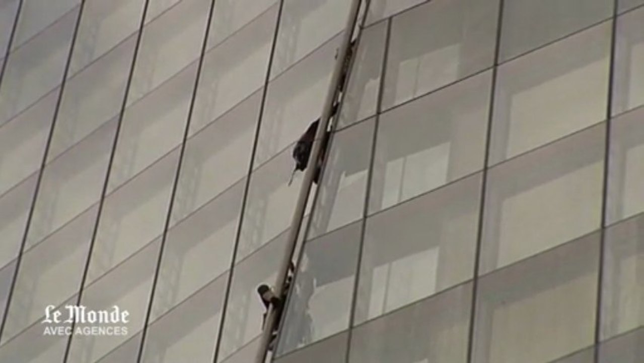 Six militantes de Greenpeace escaladent un gratte-ciel à Londres