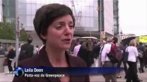 Ativistas do Greenpeace escalam prédio mais alto da Europa