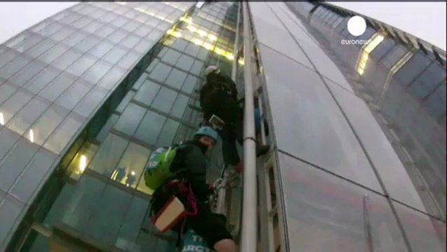 Attiviste Greenpeace scalano grattacielo per salvare...