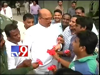 T.G.Venkatesh and Sailajanath presented flowers not to obstruct T-State