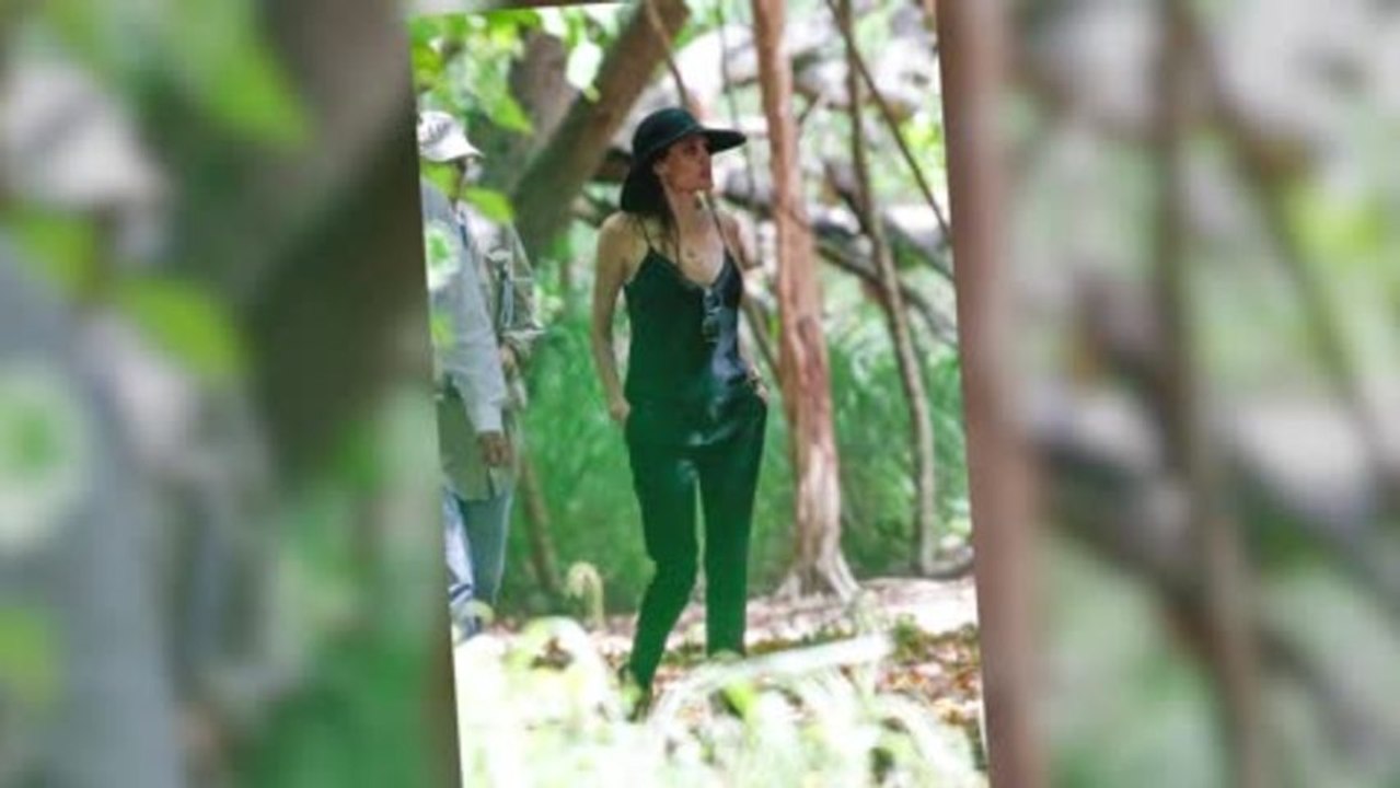 Angelina Jolie im Wald