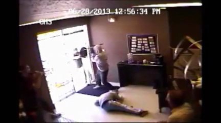 Un voleur KO à coup de batte de baseball