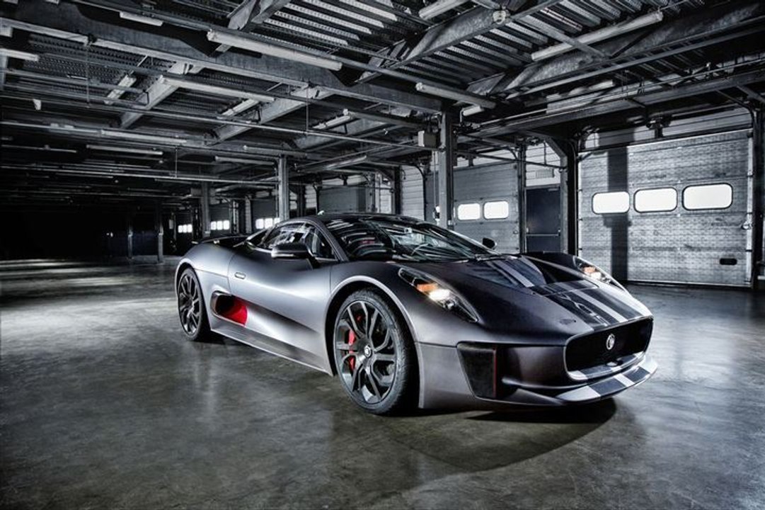 Au volant de la Jaguar C-X75, une supercar hybride de 850 ch