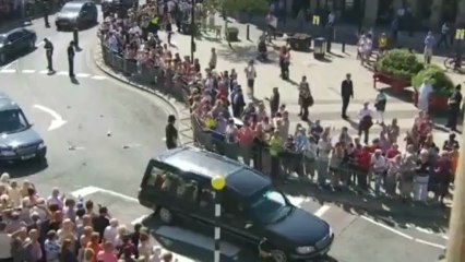 Descargar video: Bury pays tribute to murdered soldier Lee Rigby