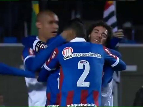 Com dois a menos, São Paulo leva virada do Bahia e crise aumenta