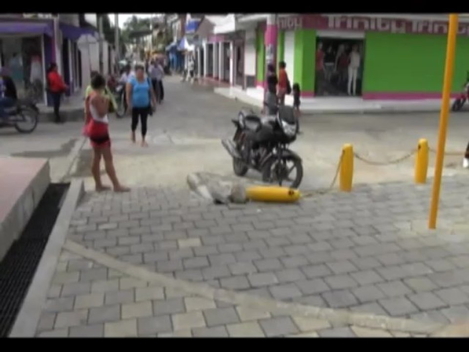 En el pasaje peatonal sobre la catedral de la santa cruz, ya se puede ver los resultados de los conductores sin sentido de pertenecía