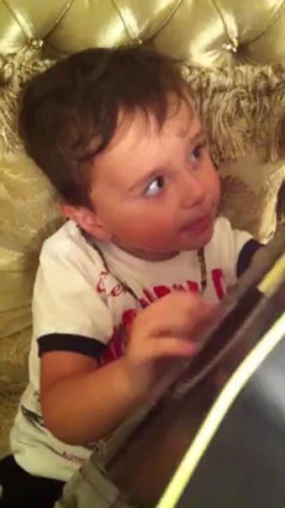 Little Rihanna Fan Singing "Man Down"