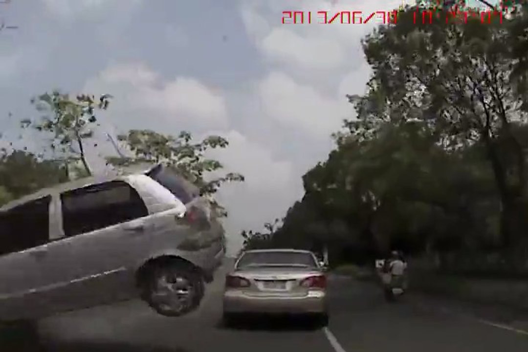 Une voiture vole dans un pare-brise