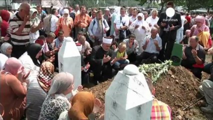 Les familles de Srebrenica continuent d'enterrer leurs morts