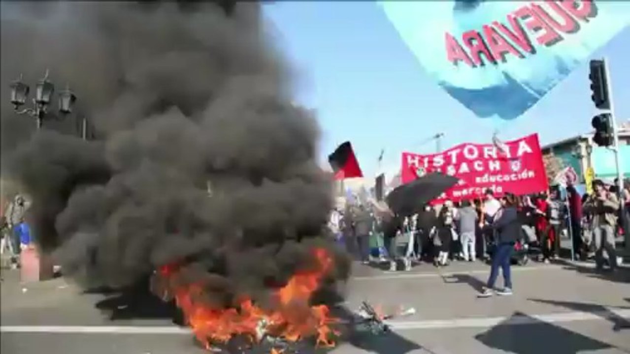 Barricadas incendiárias param Santiago no Chile