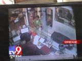 Tv9 Gujarat - Ahmedabad :Two lady stealing money from Jeweler shop , captured in CCTV