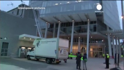 Las activistas de Greenpeace coronan el Shard de Londres...
