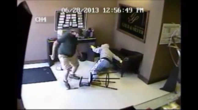 2 braqueurs se font défoncer à coup de batte de Baseball.