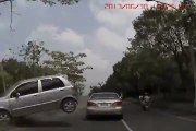 Il se prend une voiture en pleine face -Accident impressionnant