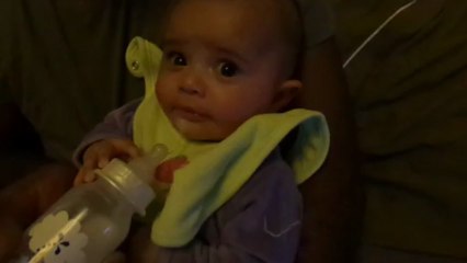 Manon mage son biberon le 12.07.13