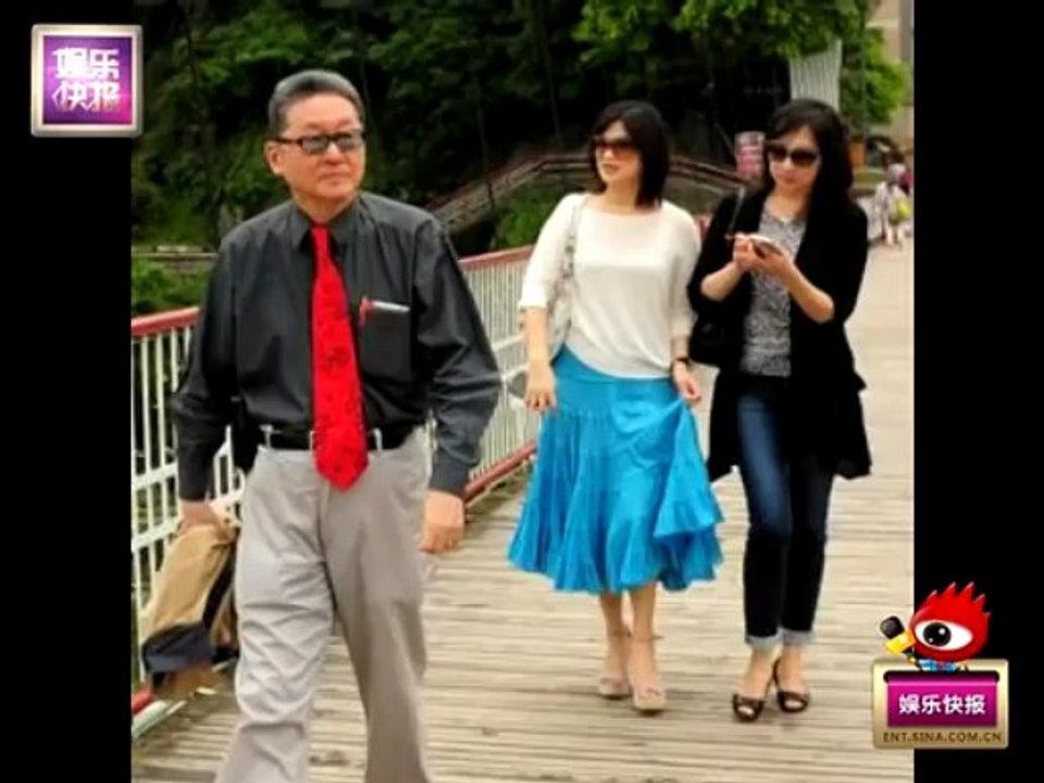 李敖携妻女逛街 妻子49岁仍美艳
