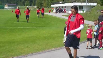 Ο Ιμπαγάσα χαιρετά έναν μπόμπιρα με φανέλα Μέσι και φωνάζει: "Argentina, Argentina"