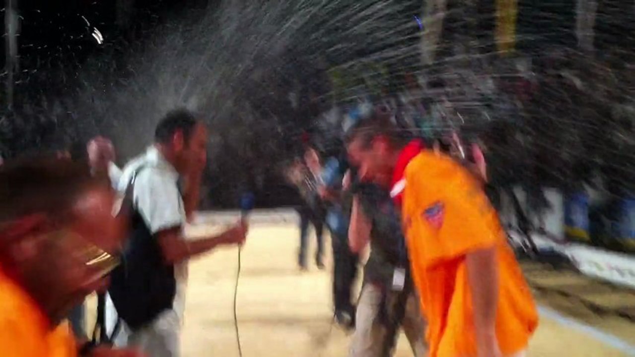 douche au champagne pour Rocher et les vainqueurs de la Marseillaise à Pétanque 2013