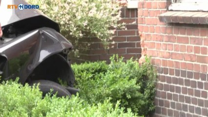 Auto botst tegen gevel in Muntendam - RTV Noord