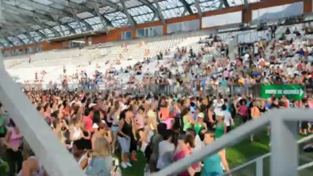 Zumba géante a Grenoble stade des alpes