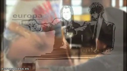 Una artista crea retratos de famosos con cinta magnética