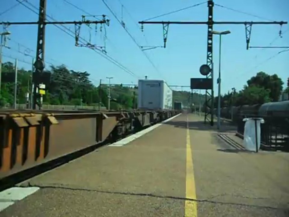Passage d'un train de fret Akiem en gare de Saint Fons (69)