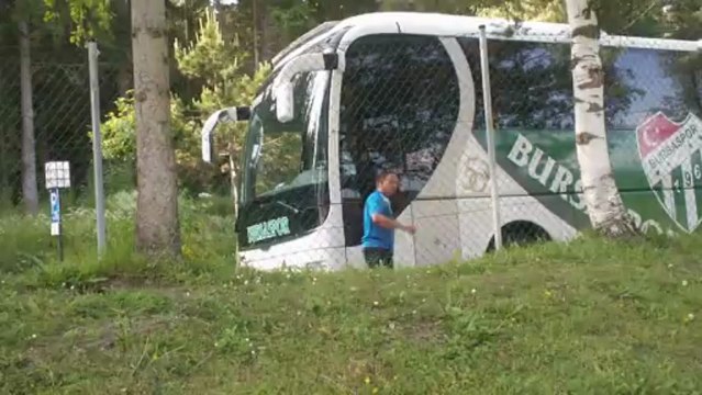 Το πούλμαν της Μπούρσασπορ έξω από το προπονητικό κέντρο του Ζέεφελντ, την ώρα της προπόνησης του Ολυμπιακού