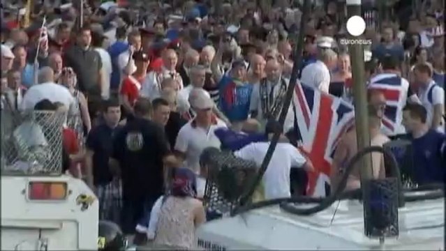 Kuzey İrlanda'da krallık taraftarları polisle çatıştı