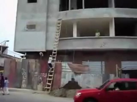 Technique pour monter un seau de ciment