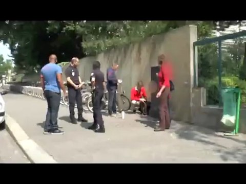 Lâcher de poules sous les fenêtres de Hollande