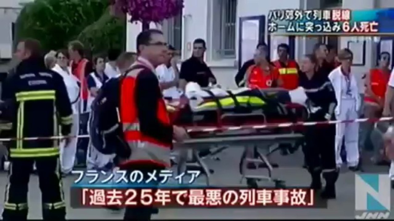 パリ郊外で列車脱線、６人死亡