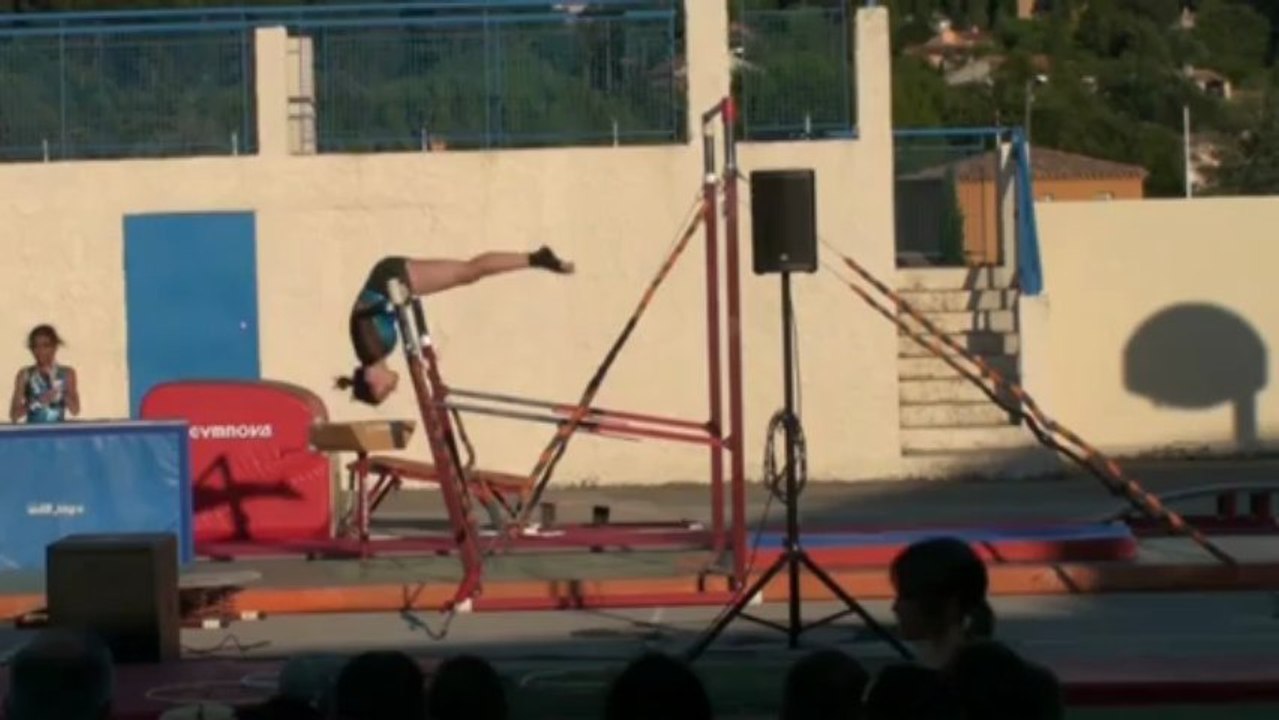 Démonstration barres asymétriques festigym Gala 2013