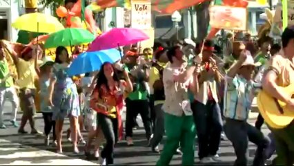 'Democratismo' a toda em Bole-Bole! Confira trechos da passeata dos saramandistas