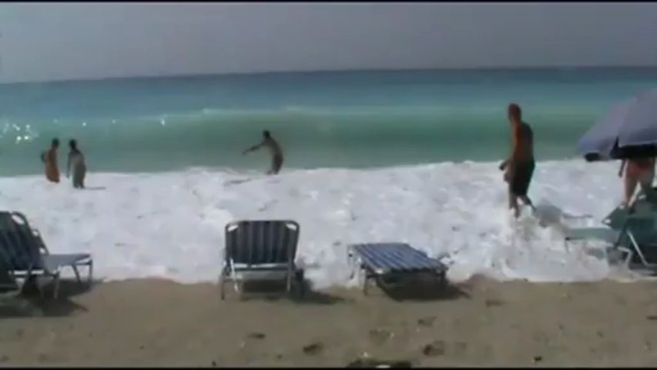 Leukada-kathisma-beach-big-waves.avi.failed-conv