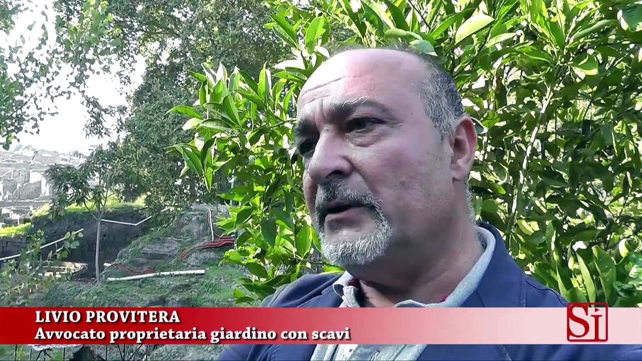 Pompei (NA) - La signora con gli scavi archeologici nel giardino (13.07.13)