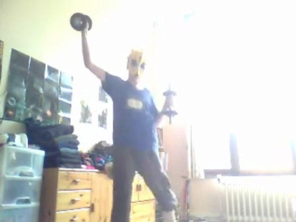 Musclor le roi des boss soulève 5 kg dans chaque pattes total de 10 kg avec musique!!