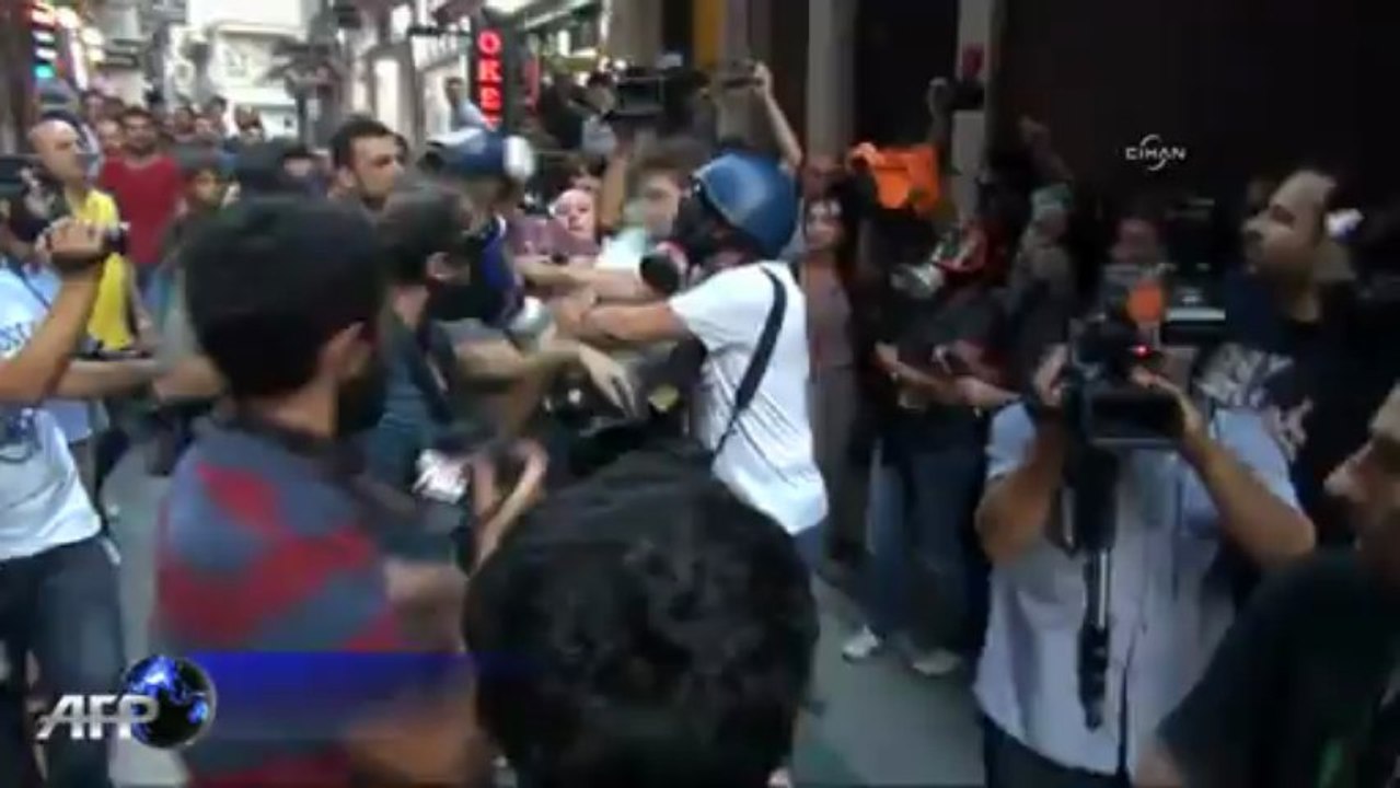 Istanbul police fire rubber bullets at protesters