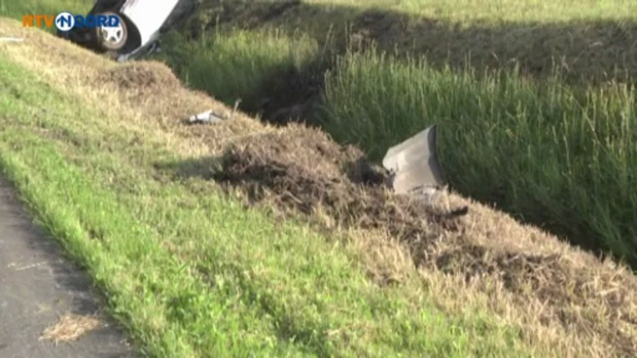 Auto op de kop in sloot bij Duitse grens - RTV Noord